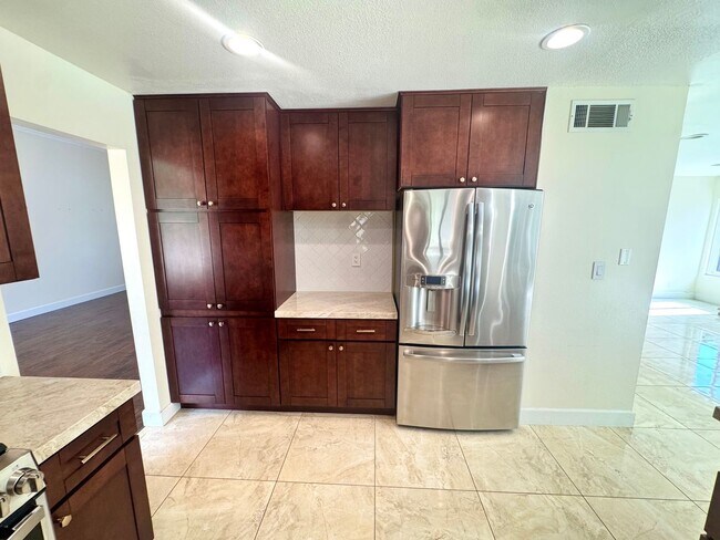 Building Photo - Rare opportunity spacious remodeled Camarillo Home on cul-de-sac with Electricity included!