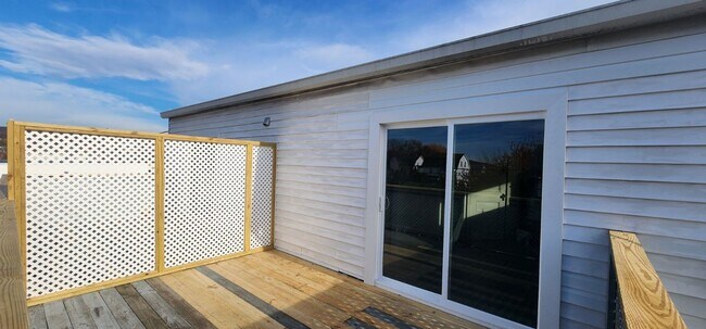 Building Photo - Newly Renovated 2 bedroom/1 bath Apartment!