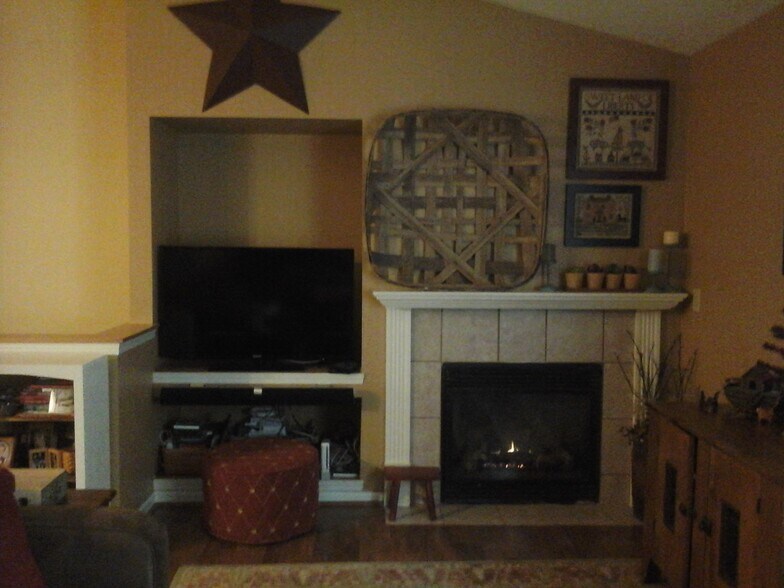 living area and gas fireplace - 915 Pope Street