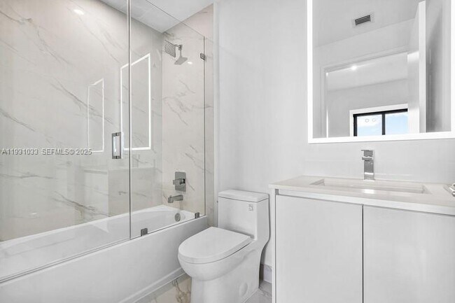 Building Photo - 700 NE 24th St