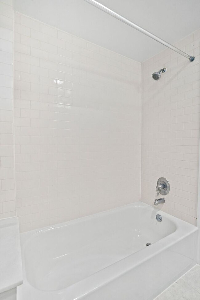 Building Photo - Wonderful Woodley 1 Bedroom with Parking