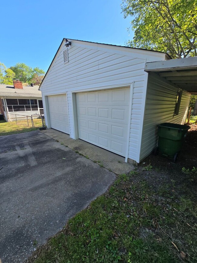 Building Photo - Beautiful 3 bedroom house