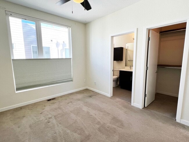 Building Photo - Luxury Slot-Style Town Home in the Heart of RiNo