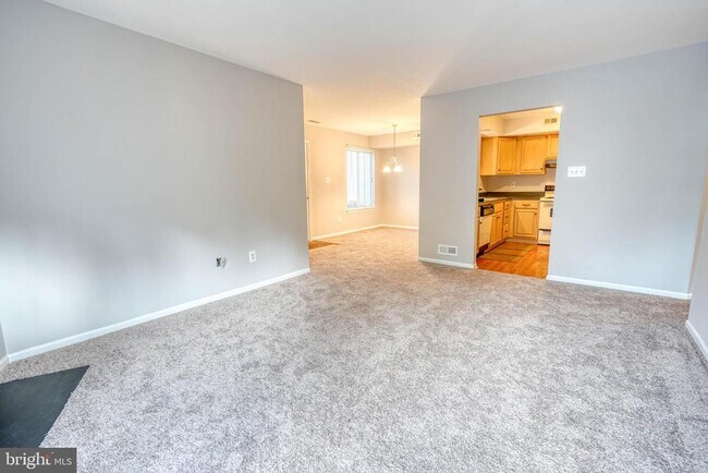 Building Photo - 166 Woodlake Dr