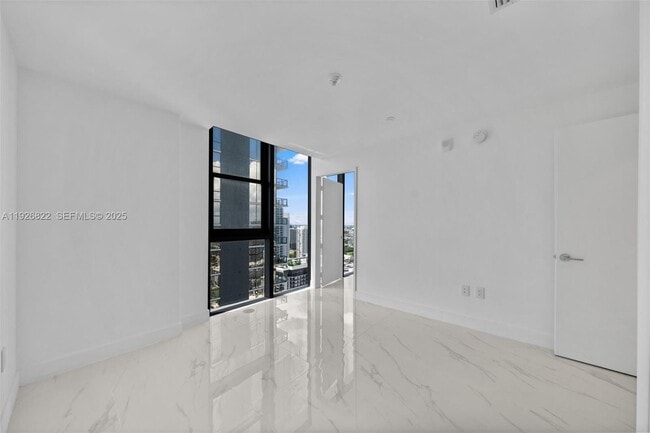 Building Photo - 700 NE 24th St