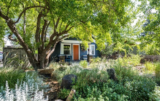 Building Photo - Charming Bungalow In the Heart of Downtown...