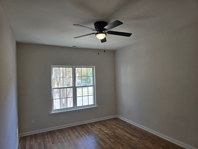 Building Photo - Super Cute Renovated End-Unit Loft Townhome in Arbor Creek!