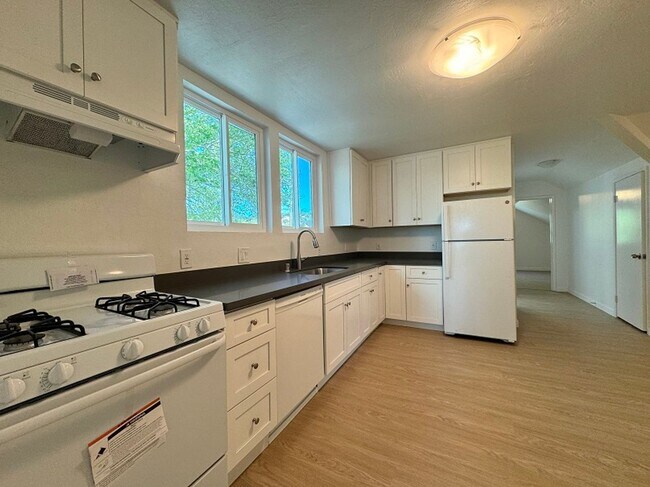 Building Photo - 130-142 Underhill Drive