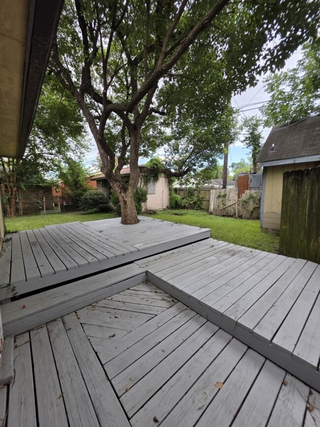 Building Photo - 6109 Saxon Dr
