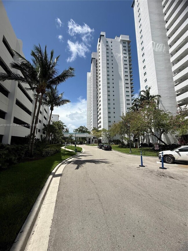Building Photo - 15051 Royal Oaks Ln