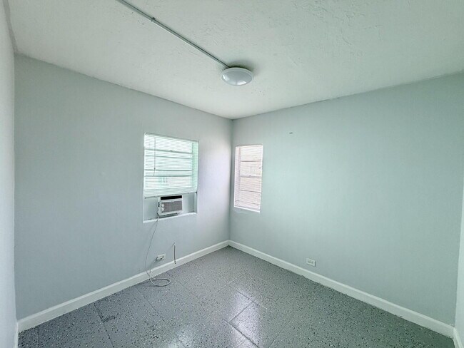 Building Photo - "Charming 2-Bed Oasis in West Palm Beach"
