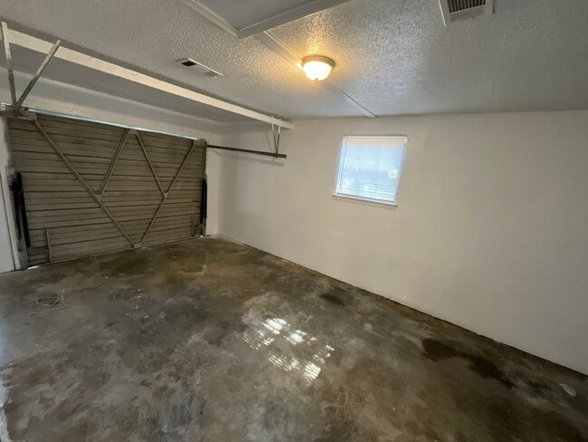 Building Photo - Spacious Brick 3/1 in Marianna in Quiet Cul-de-Sac