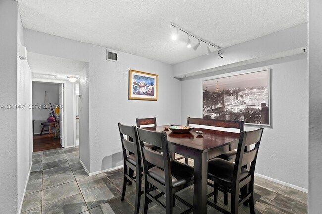 Building Photo - 3083 N Oakland Forest Dr