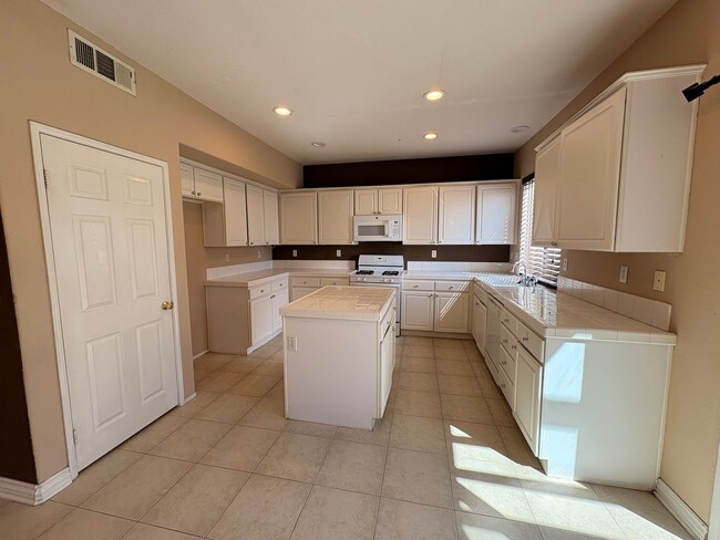Building Photo - 4 Bed, 3 Bath in Corona!