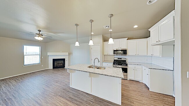 Building Photo - Spacious 4 Bedroom 2 Bath Home in Deer Cre...