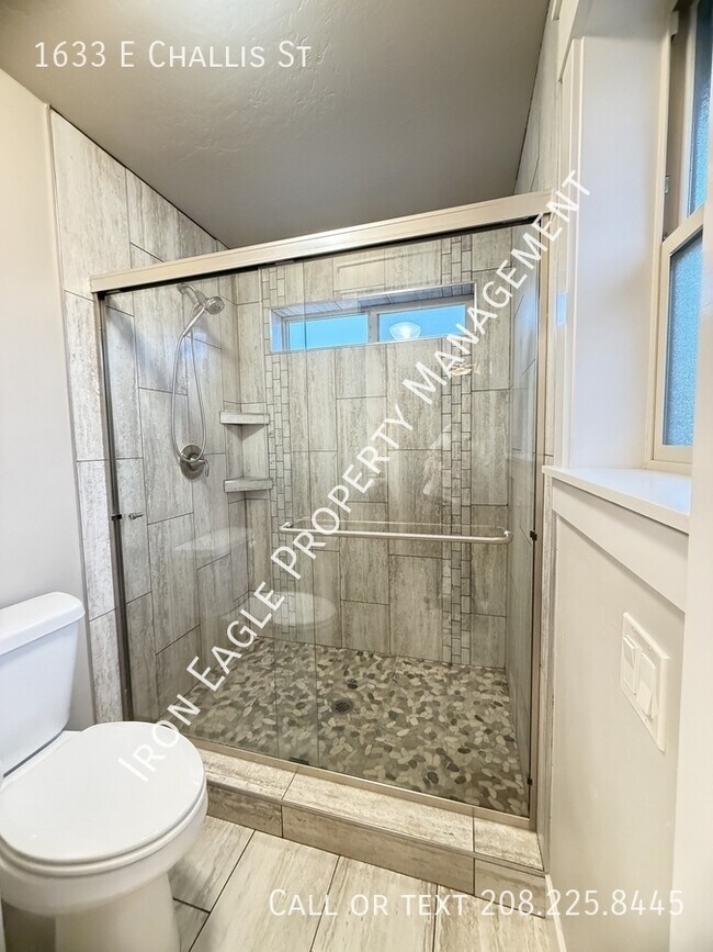 Building Photo - 1633 E Challis St