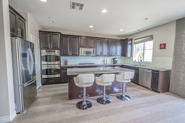 Building Photo - Beautiful 5-Bedroom Home with Outdoor Entertainer's Area in Valencia!