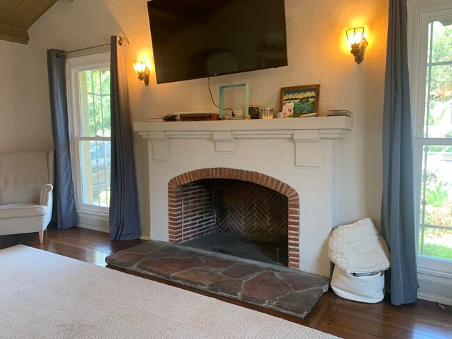 Building Photo - 4222 S Bronson Ave