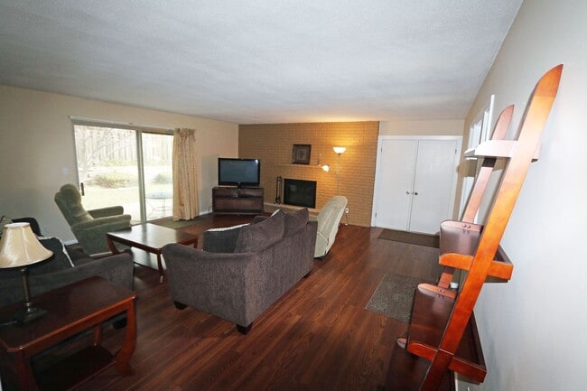 Building Photo - 2727 S Lakeshore Dr