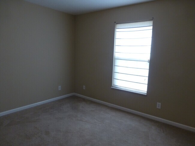 Building Photo - 3 bed, 2 bath, 2 car garage townhouse w/ b...