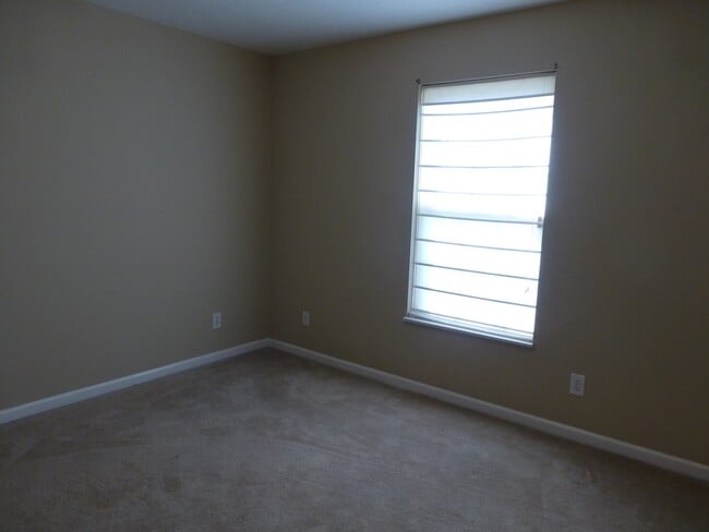 Building Photo - Stunning 3-Bedroom Townhouse with Bonus Ro...