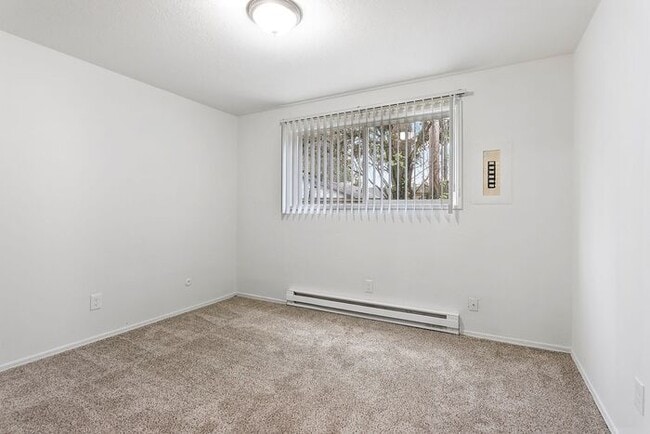 Building Photo - Beautifully Updated 2 bedroom 1 bath! MOVE...