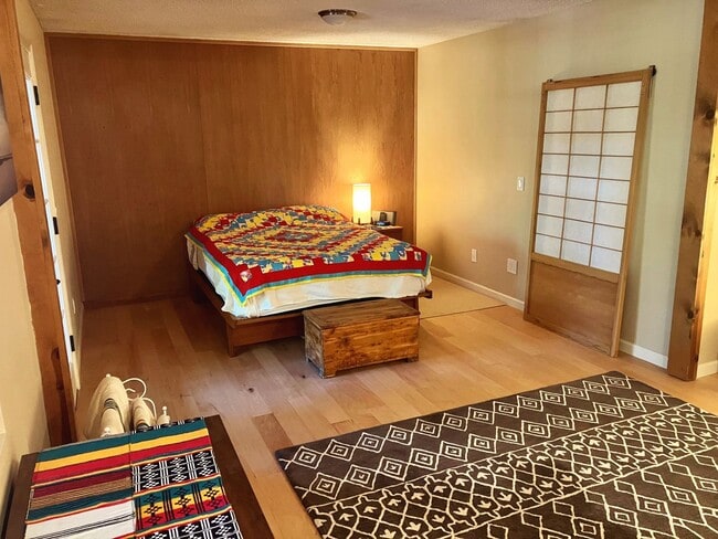 Building Photo - Stylish 3BR/2BA Single-Level Home — Lease Takeover