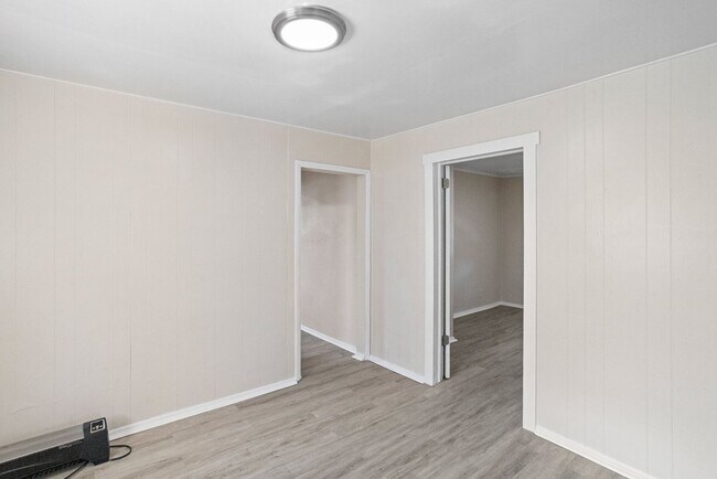 Building Photo - 935 Union St S