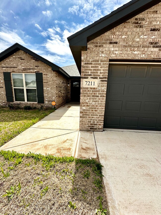 Building Photo - Like new property