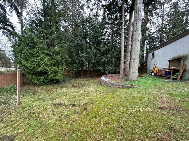 Building Photo - 4 Bedroom Approx. 2,244 Sq. FT fully fence...