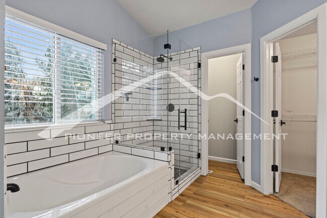 Building Photo - Beautiful 3bd/2.5 bath home with a peaceful backyard, AC, and 2.5 car garage near Ute Valley Park