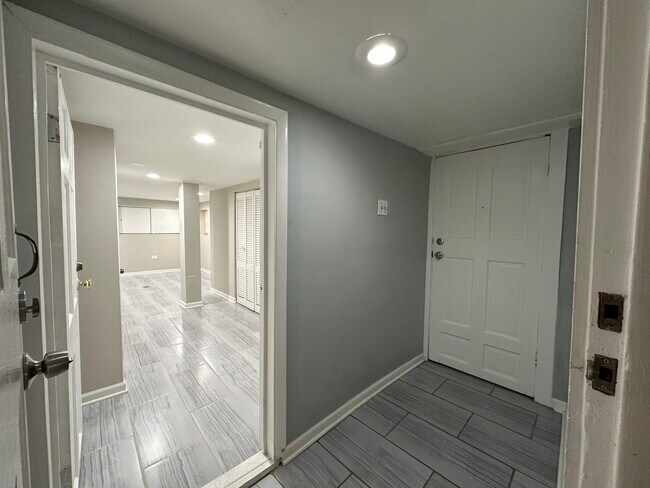 Building Photo - 2815 N Albany Ave