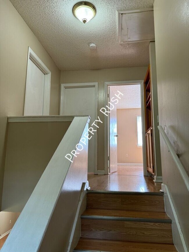 Building Photo - 1620 Hickory Pl