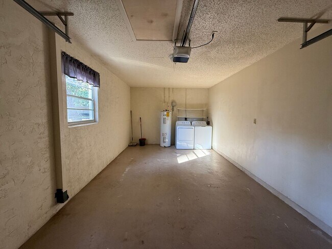 Building Photo - Move-In Ready 3-Bedroom Home Near UTC & Sarasota Airport!