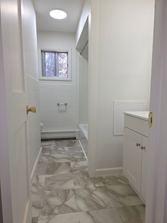 Building Photo - 2 bedroom upper