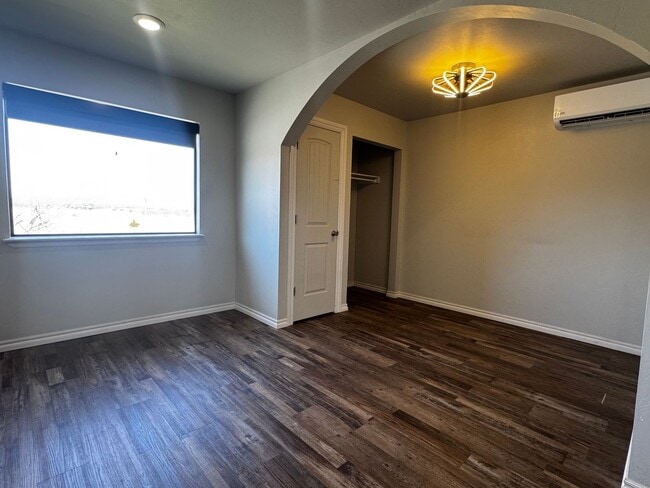 Building Photo - 501 Oak Ave