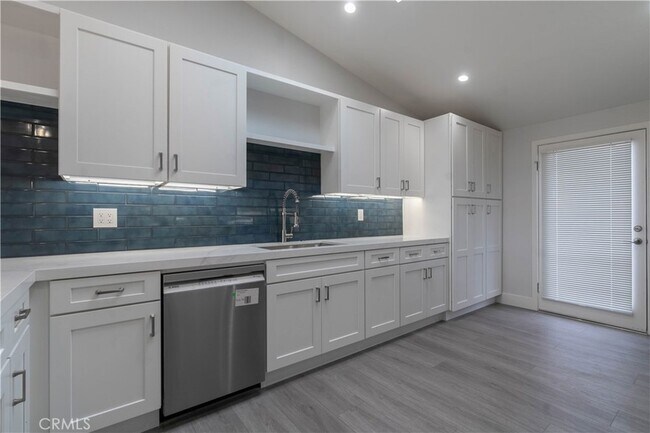 Building Photo - 633 Vista Bonita