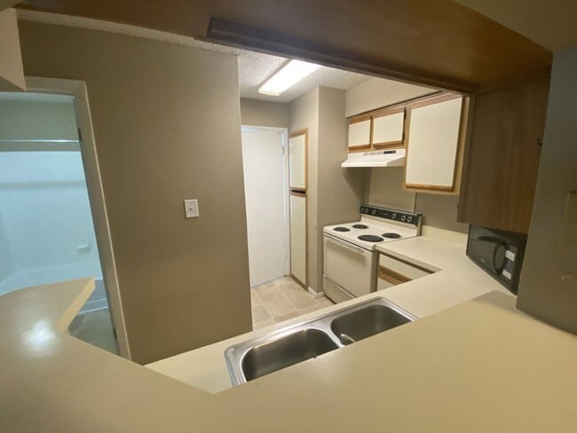 Building Photo - Large 1 Bedroom 1 Bath with fireplace and washer and dryer