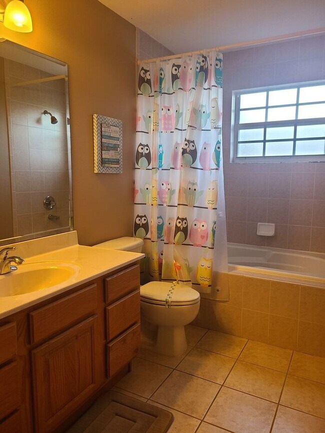 Building Photo - 4BD 4.5 BA Fully furnished home available ...