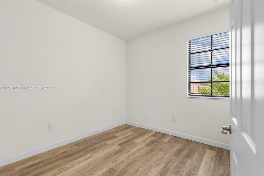 Building Photo - 9314 W 33rd Ln