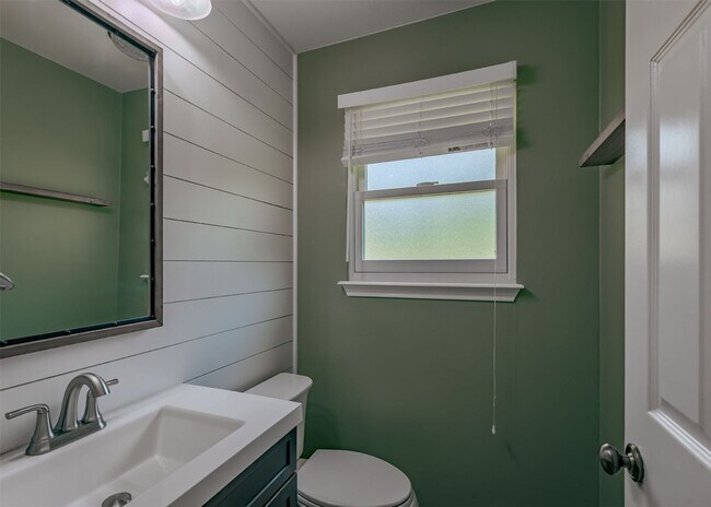 Building Photo - Gorgeous Northwood rental
