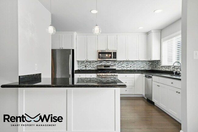 Building Photo - 1125 Fernwood Dr