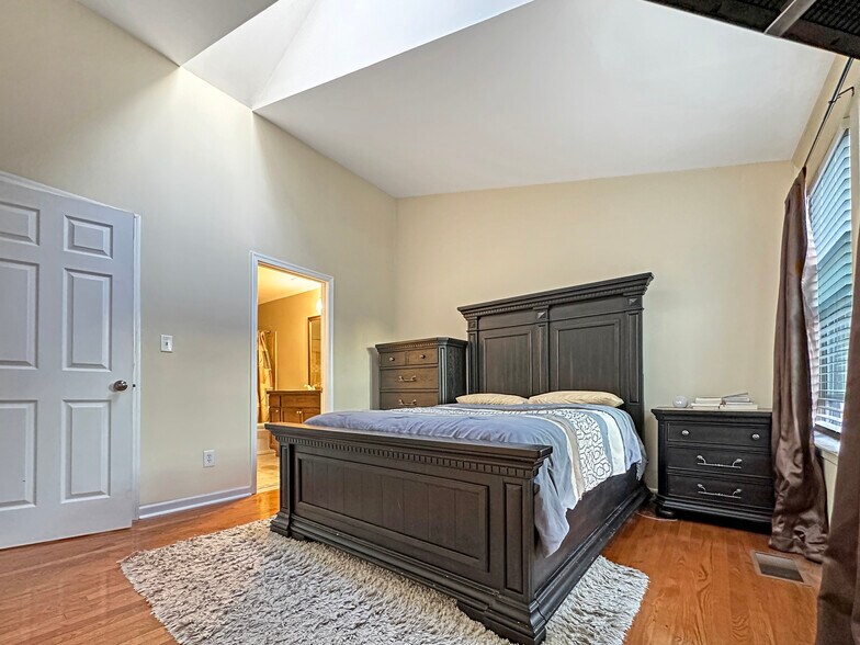 Building Photo - 928 S Paca St