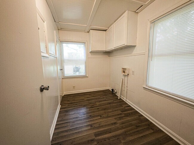 Building Photo - 3 Bedroom/2 Bathroom House For Rent in Elb...
