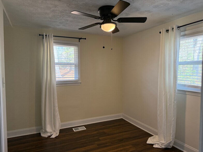 Building Photo - 6930 Dogwood Ln