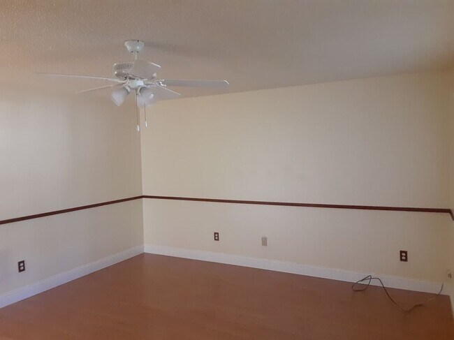 Building Photo - L390-23