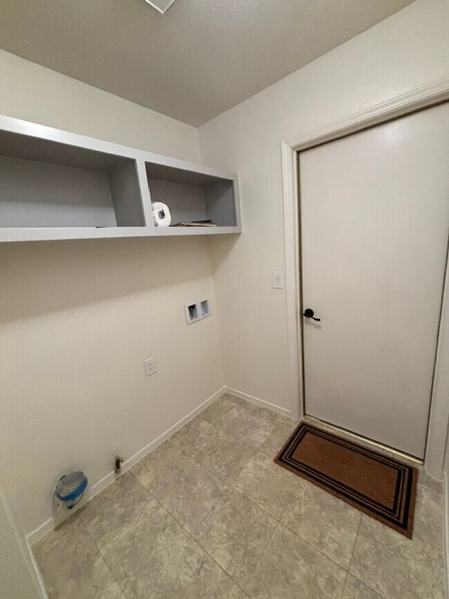 Building Photo - Clean 3 Bedroom / 2 Bathroom home near Stockdale High School, Recently Renovated!