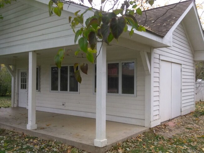 Building Photo - 6027 Lincoln Ave