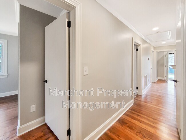 Building Photo - 103 Robin Hood Rd