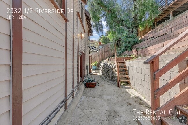 Building Photo - 2332 1/2 Riverside Dr-